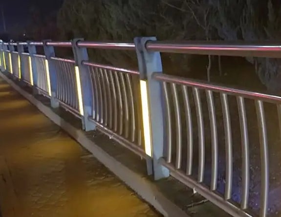 燈光護欄