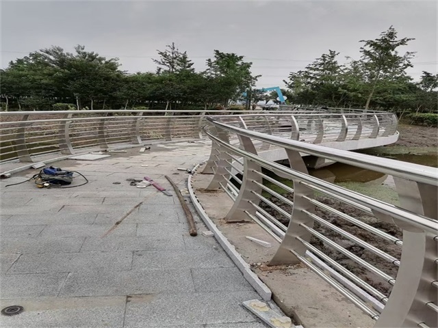 如何構(gòu)建橋梁護(hù)欄