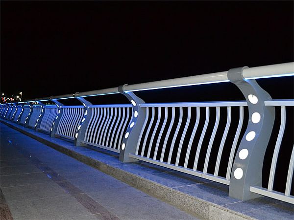 燈光護(hù)欄