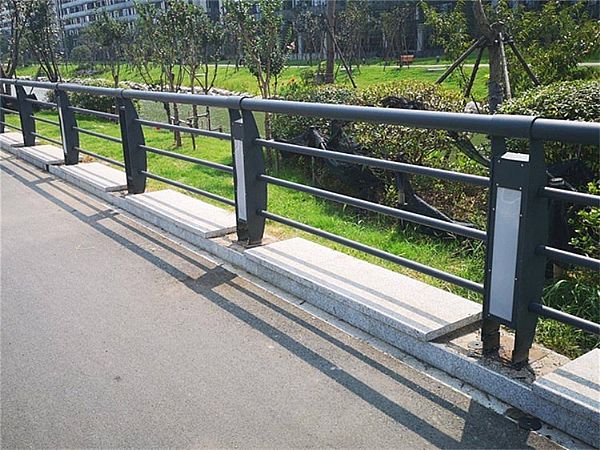 燈光護(hù)欄